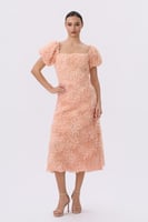 فستان روز خوخي بتطريز بارز