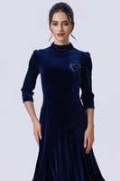 فستان مخملي قصير بأكمام