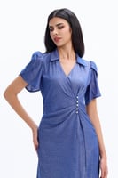 فستان ميدي أزرق بنقشة منقطة لامعة