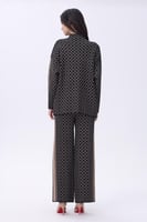 طقم الأسود بنقشة هندسية