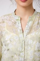 بلوزة شيفون بنقشة من الورد