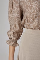 بلوزة ساتان مع كشكش