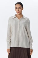 بلوزة مخططة بأزرار أمامية