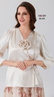 بلوزة ساتان مزينة بوردة