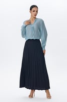 بلوزة بياقة مفتوحة بلون أزرق سماوي