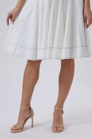 فستان ميدي أبيض بتطريز أسود