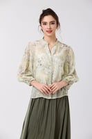 بلوزة شيفون بنقشة من الورد