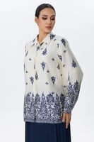 بلوزة بطبعة ملكية متداخلة