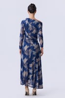 فستان طويل أزرق مطبوع بأكمام طويلة وكتف مكشوف