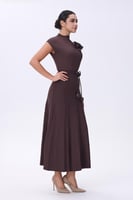 فستان بني استرتش بتفصيلة وردة وحزام خصر