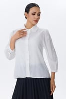 بلوزة بيضاء بياقة كشكش
