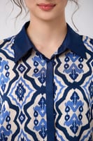 بلوزة ساتان بنقشة هندسية