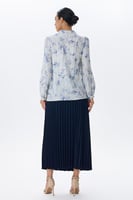 بلوزة قطن بطبعة ورود بلون أزرق