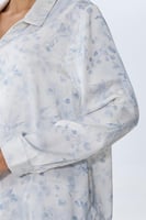 بلوزة ساتان بطبعة أزهار ناعمة