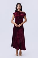 فستان سهرة مخمل عنابي بكسرات جانبية