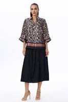 بلوزة ساتان بطبعة ليوبارد ولمسات لونية