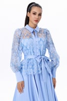 فستان سماوي بتفاصيل دانتيل لامع