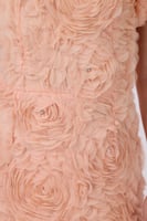 فستان روز خوخي بتطريز بارز