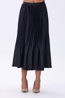 تنورة بليسيه ساتان بلون أسود