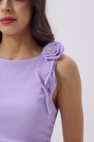 فستان بنفسجي طويل بتفصيل وردة على الكتف