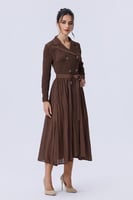 فستان بني أنيق بتصميم معطف وكسرات ناعمة