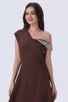 فستان بني بكتف لؤلؤ