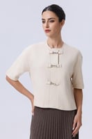 بلوزة أوف وايت بأزرار معدنية أنيقة