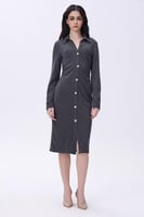 فستان رمادي بأزرار أمامية وتصميم انسيابي