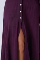 فستان بنفسجي بياقة بيج وأزرار أمامية