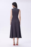 فستان رصاصي مطرّز بتفاصيل براقة