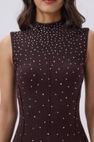 فستان صوف بني مطرز بتفاصيل براقة