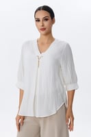 بلوزة أوف وايت بياقة V وإكسسوار