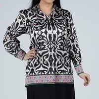 بلوزة ساتان بنقشة مميزة اسود وبيج