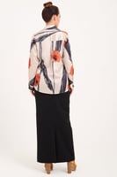 بلوزة ساتين بيج بنقشة عصرية