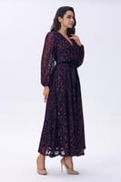 فستان دانتيل أسود مطرز بالأرجواني مع حزام خصر