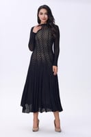 فستان دانتيل بني بأكمام طويلة