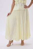 طقم أصفر بورود بارزة