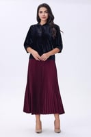 بلوزة مخملية سوداء بأزرار أمامية