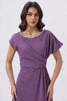 فستان ميدي بنفسجي بقصة ملفوفة وياقة مزينة