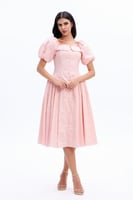 فستان وردي مزين بالكريستالات