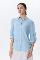 بلوزة سماوي بقماش مجعد وأكمام مطوية