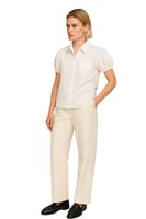 بلوزة باللون الأبيض بأكمام منفوخة ورباط جانبي