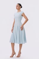 فستان تركواز مطرز باللؤلؤ