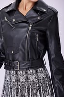 جاكيت جلد أسود