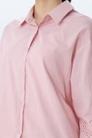 قميص وردي بأكمام واسعة و مخرمة ناعم