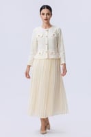 فستان أوف وايت بكسرات ناعمة