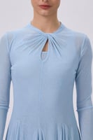 فستان سماوي طويل بأكمام طويلة وتصميم انسيابي أنيق...