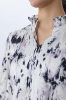 بلوزة مطبعة بياقة مكشكشة وأكمام مطاطية