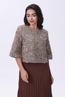 بلوزة بيج بتطريز ناعم ولمسة براقة