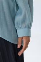 بلوزة بياقة مفتوحة بلون أزرق سماوي